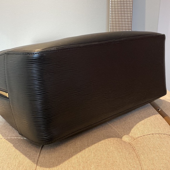 Louis Vuitton Deauville Epi Black Leather - Picture 7 of 13